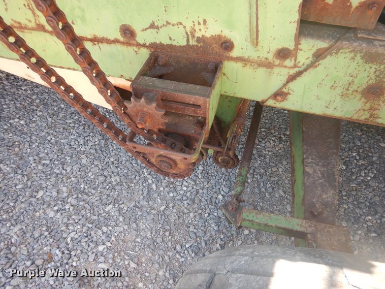 image for item HO9242 John Deere 425 hay cuber