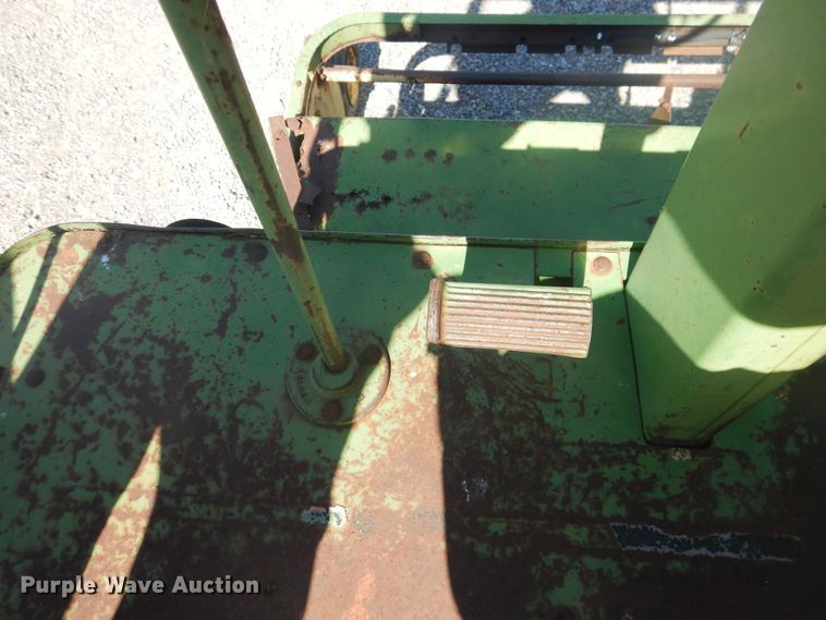 image for item HO9242 John Deere 425 hay cuber