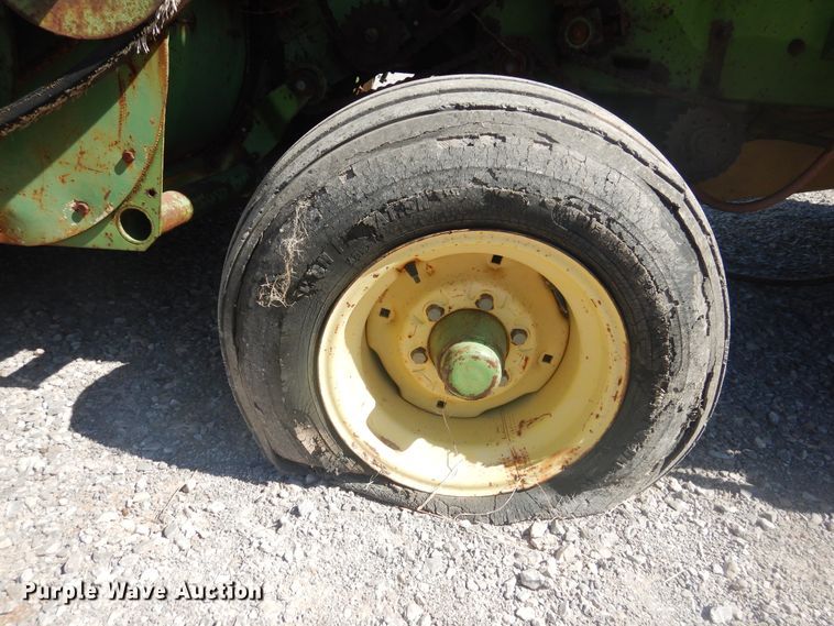 image for item HO9242 John Deere 425 hay cuber