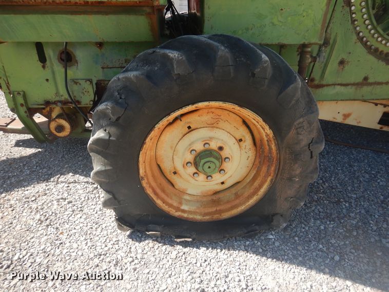 image for item HO9242 John Deere 425 hay cuber