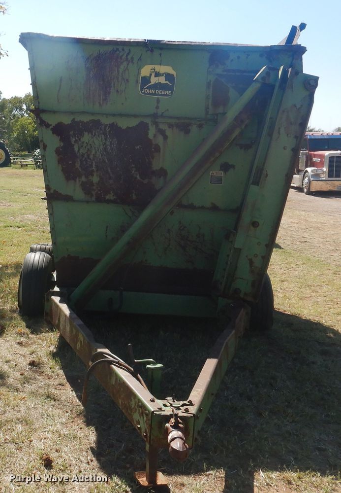 image for item HO9242 John Deere 425 hay cuber