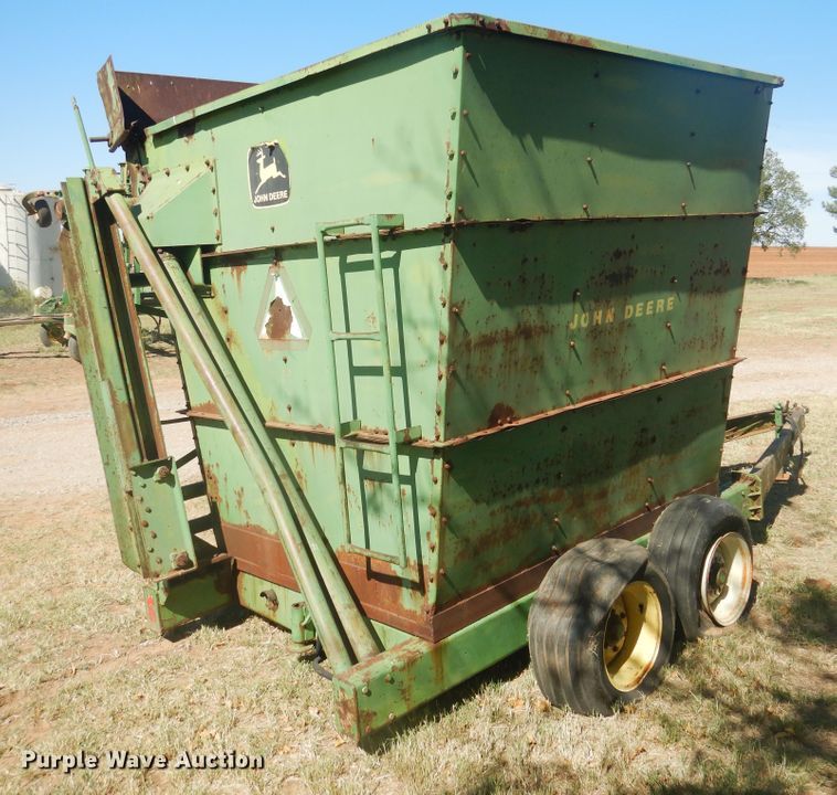 image for item HO9242 John Deere 425 hay cuber