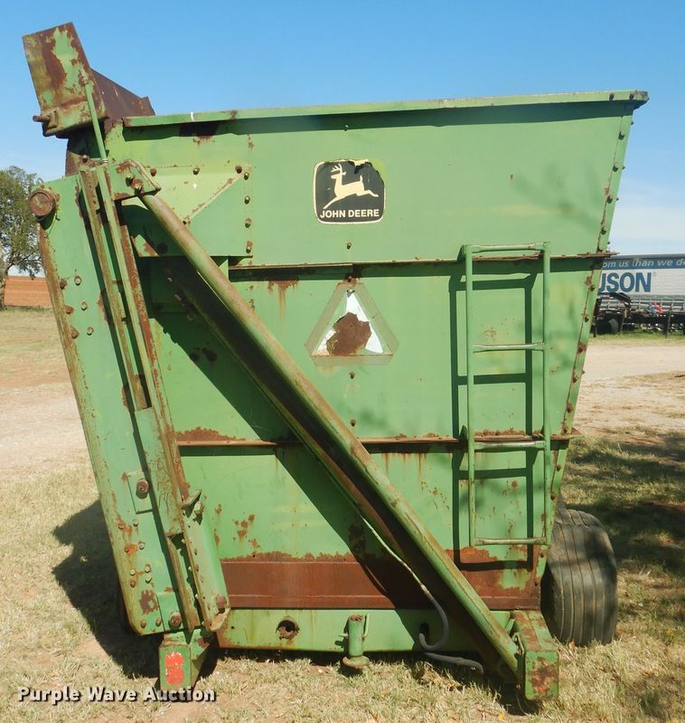 image for item HO9242 John Deere 425 hay cuber