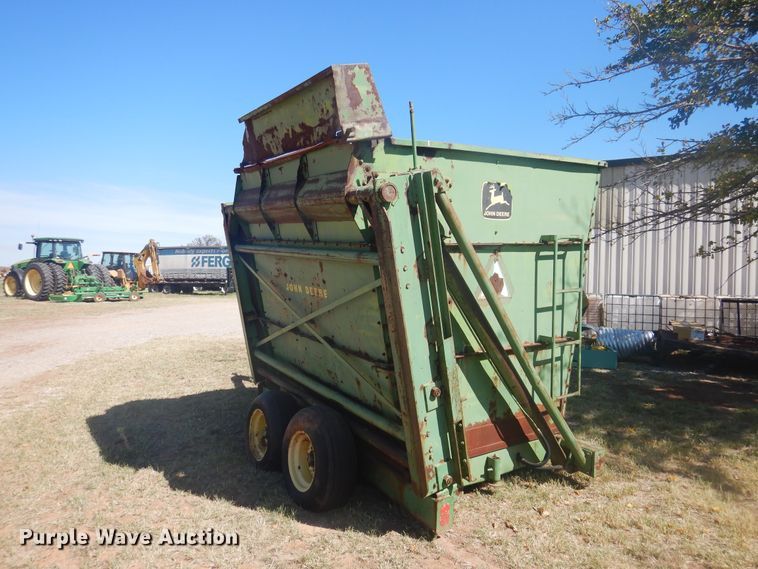 image for item HO9242 John Deere 425 hay cuber