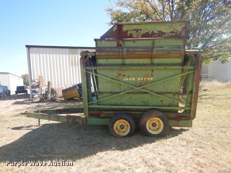 image for item HO9242 John Deere 425 hay cuber