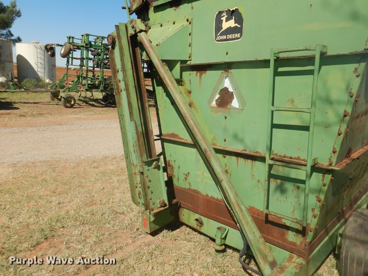 image for item HO9242 John Deere 425 hay cuber