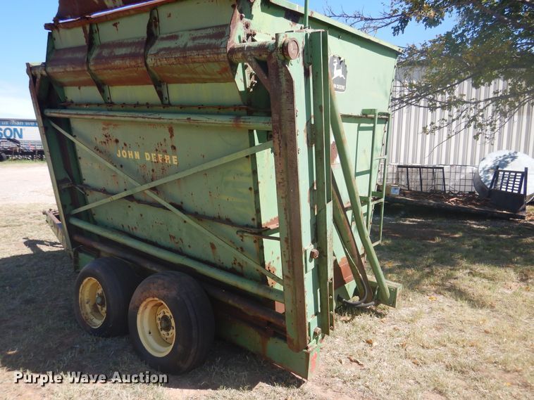 image for item HO9242 John Deere 425 hay cuber