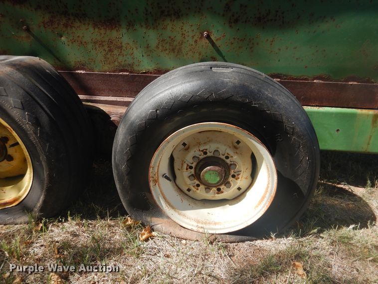 image for item HO9242 John Deere 425 hay cuber