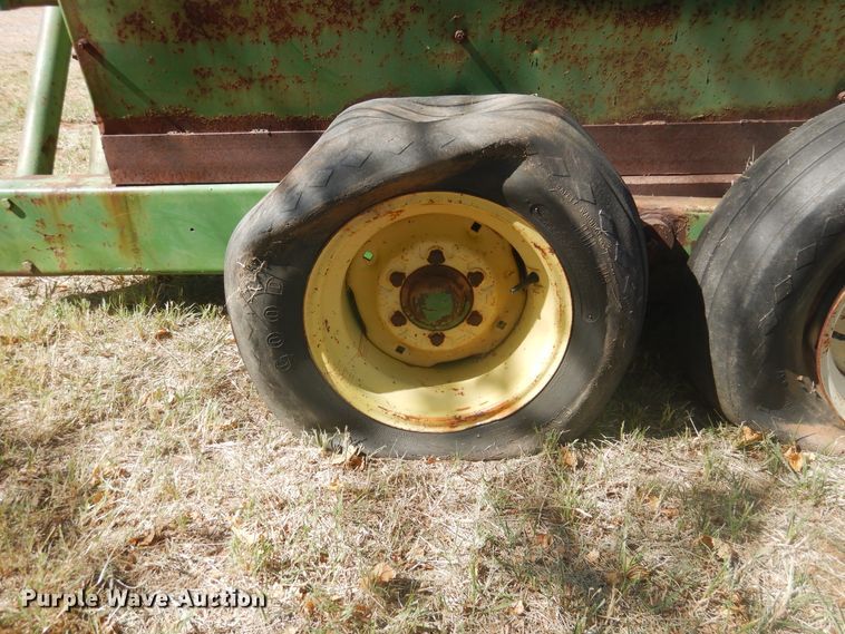 image for item HO9242 John Deere 425 hay cuber