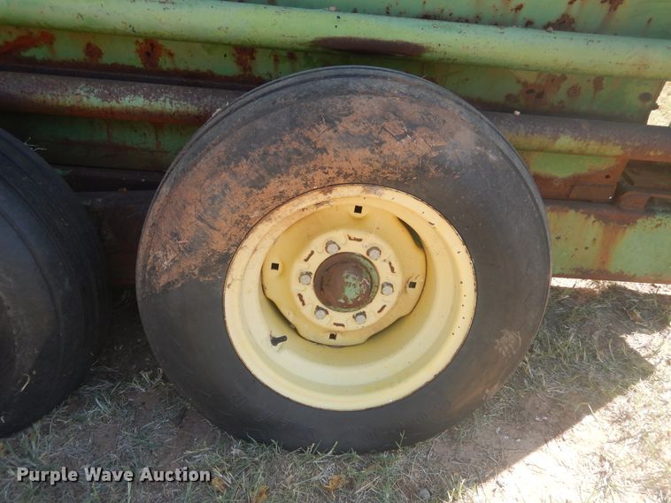 image for item HO9242 John Deere 425 hay cuber