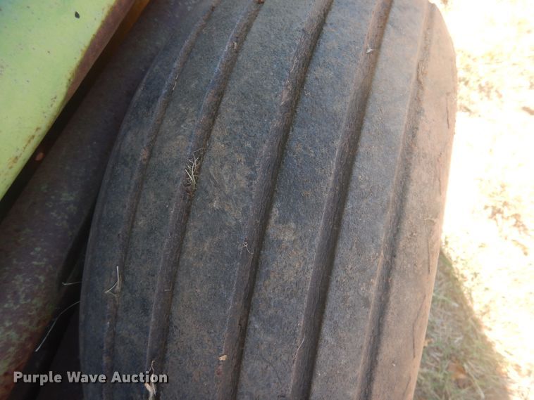 image for item HO9242 John Deere 425 hay cuber