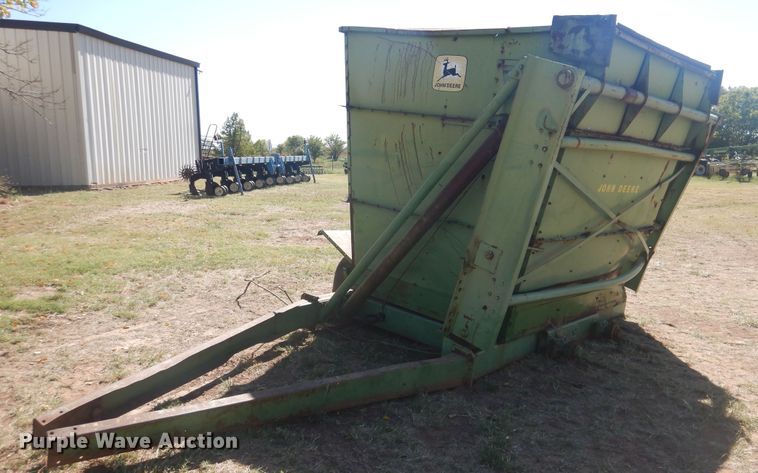 image for item HO9242 John Deere 425 hay cuber