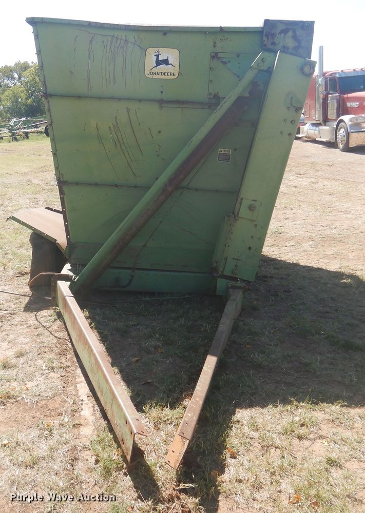 image for item HO9242 John Deere 425 hay cuber