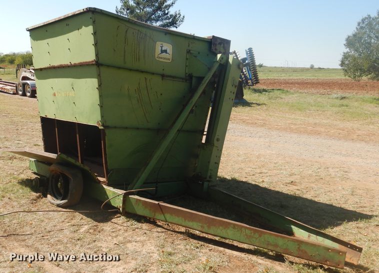 image for item HO9242 John Deere 425 hay cuber