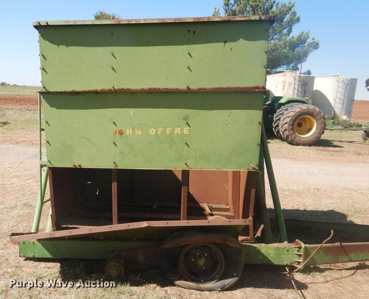 image for item HO9242 John Deere 425 hay cuber