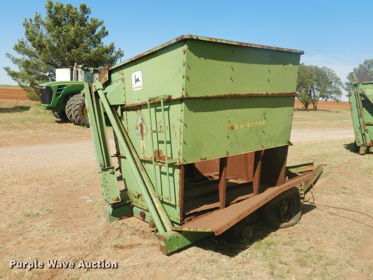 image for item HO9242 John Deere 425 hay cuber