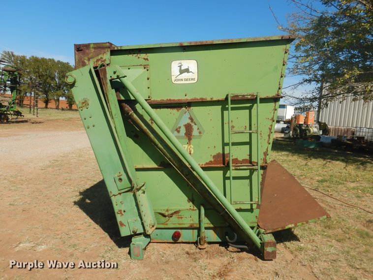 image for item HO9242 John Deere 425 hay cuber