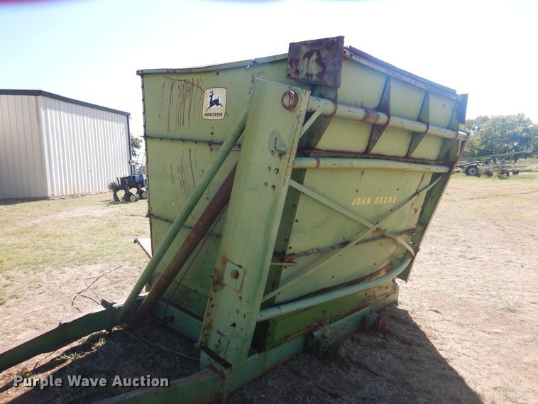 image for item HO9242 John Deere 425 hay cuber