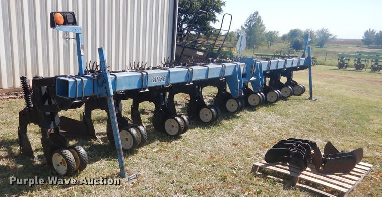 image for item HO9243 Kinze 1500 row crop cultivator