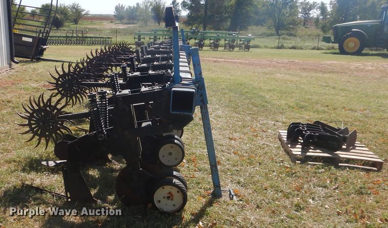 image for item HO9243 Kinze 1500 row crop cultivator