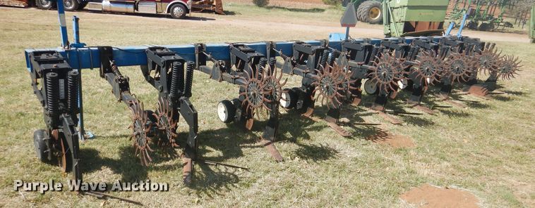 image for item HO9243 Kinze 1500 row crop cultivator