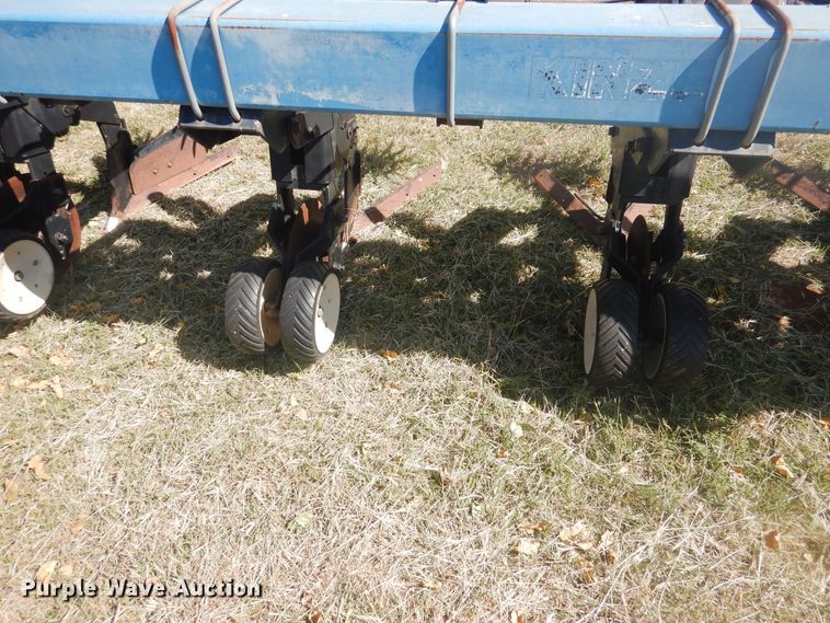 image for item HO9243 Kinze 1500 row crop cultivator
