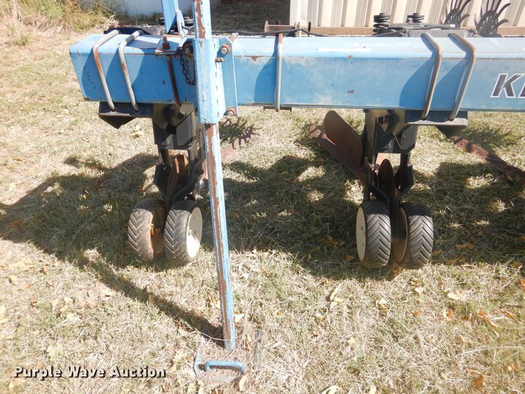 image for item HO9243 Kinze 1500 row crop cultivator