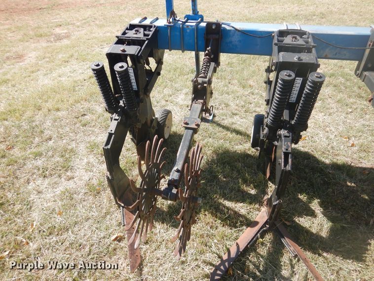 image for item HO9243 Kinze 1500 row crop cultivator