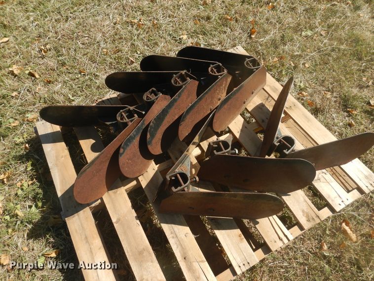 image for item HO9243 Kinze 1500 row crop cultivator