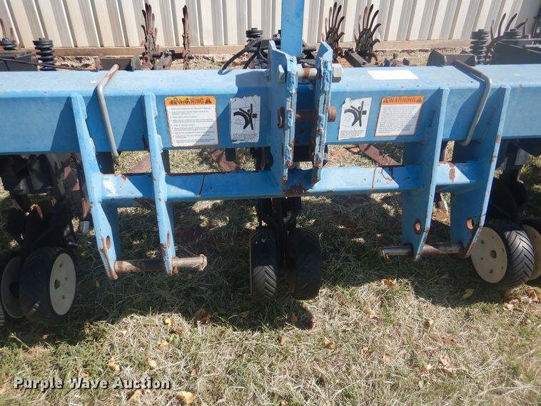 image for item HO9243 Kinze 1500 row crop cultivator