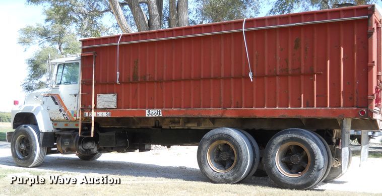 image for item HO9678 1979 Ford 8000  grain truck