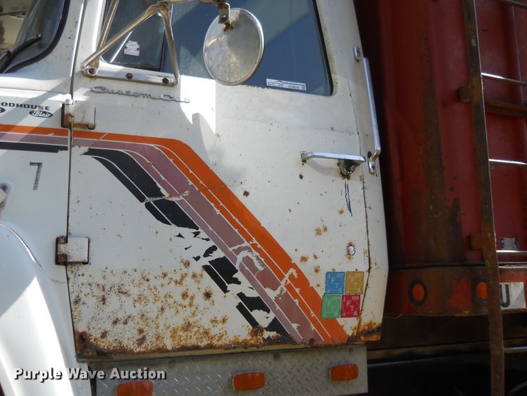 image for item HO9678 1979 Ford 8000  grain truck