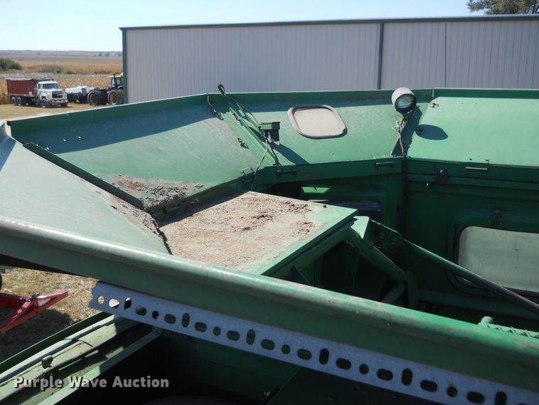 image for item HO9681 1998 John Deere 9610 Maximizer combine