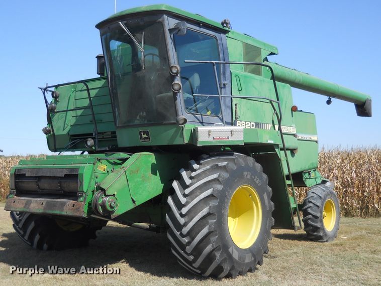 image for item HO9683 1988 John Deere 8820 Titan II combine