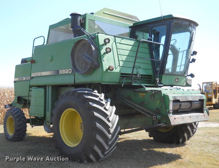 image for item HO9683 1988 John Deere 8820 Titan II combine