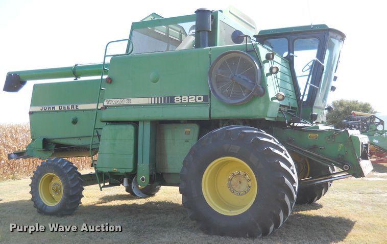 image for item HO9683 1988 John Deere 8820 Titan II combine
