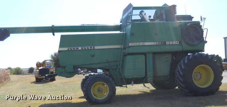 image for item HO9683 1988 John Deere 8820 Titan II combine