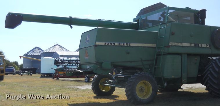 image for item HO9683 1988 John Deere 8820 Titan II combine