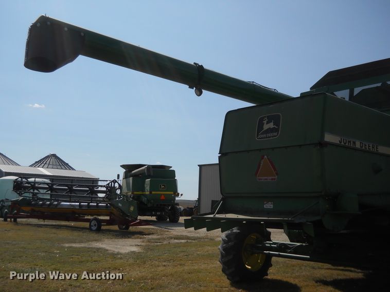 image for item HO9683 1988 John Deere 8820 Titan II combine