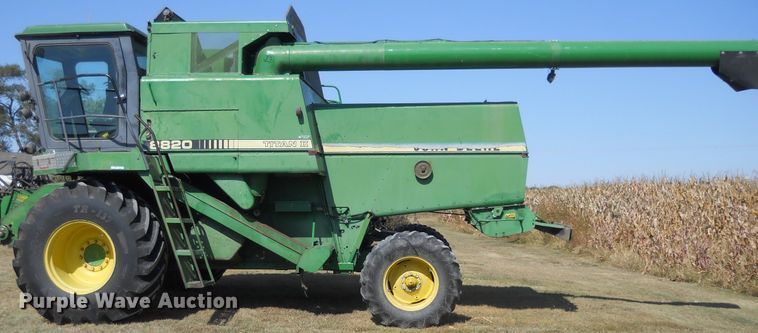 image for item HO9683 1988 John Deere 8820 Titan II combine