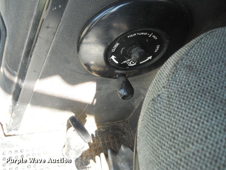 image for item HO9683 1988 John Deere 8820 Titan II combine