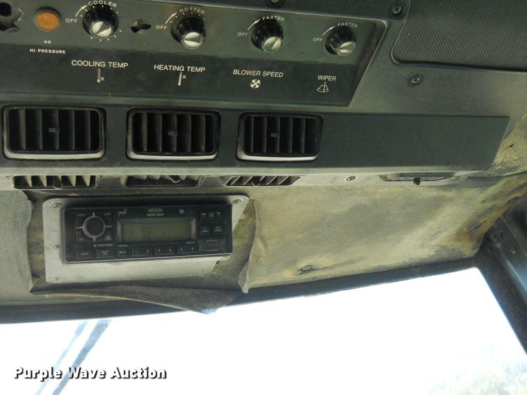 image for item HO9683 1988 John Deere 8820 Titan II combine