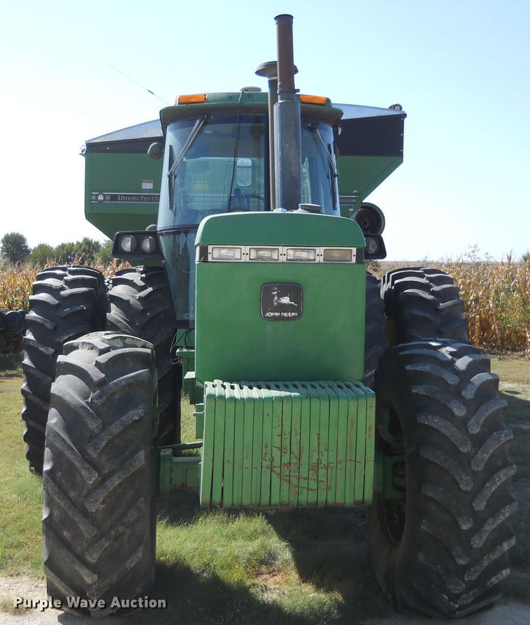 image for item HO9685 1989 John Deere 4955  MFWD tractor