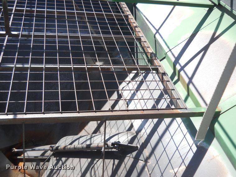 image for item HO9686 Unverferth 7200 grain cart