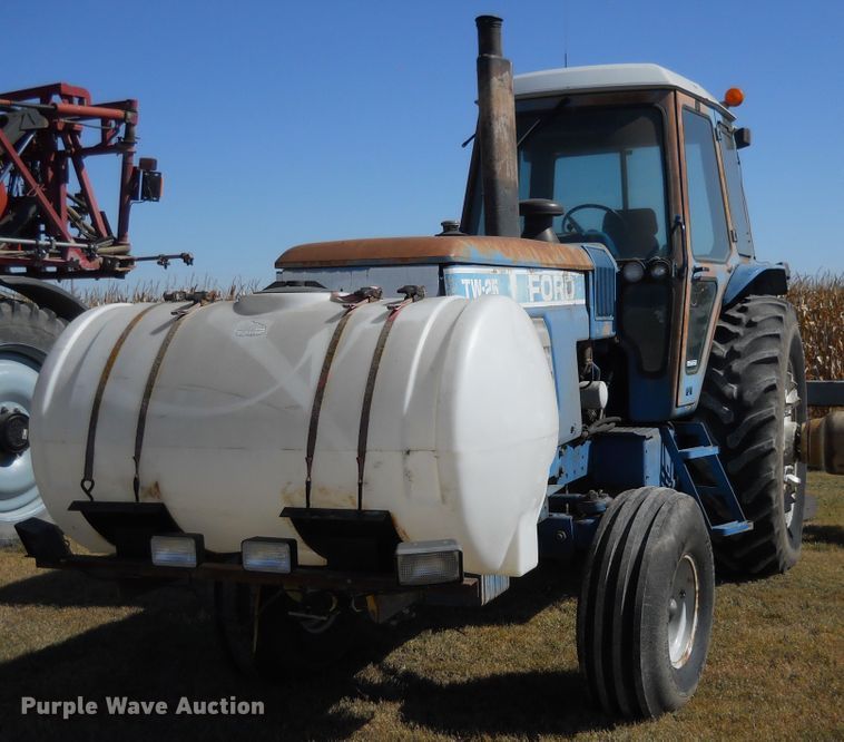 image for item HO9694 1984 Ford TW25  tractor