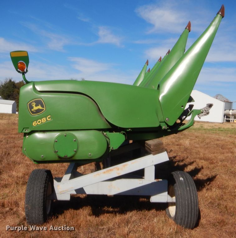 image for item HW9120 2009 John Deere 608C corn head