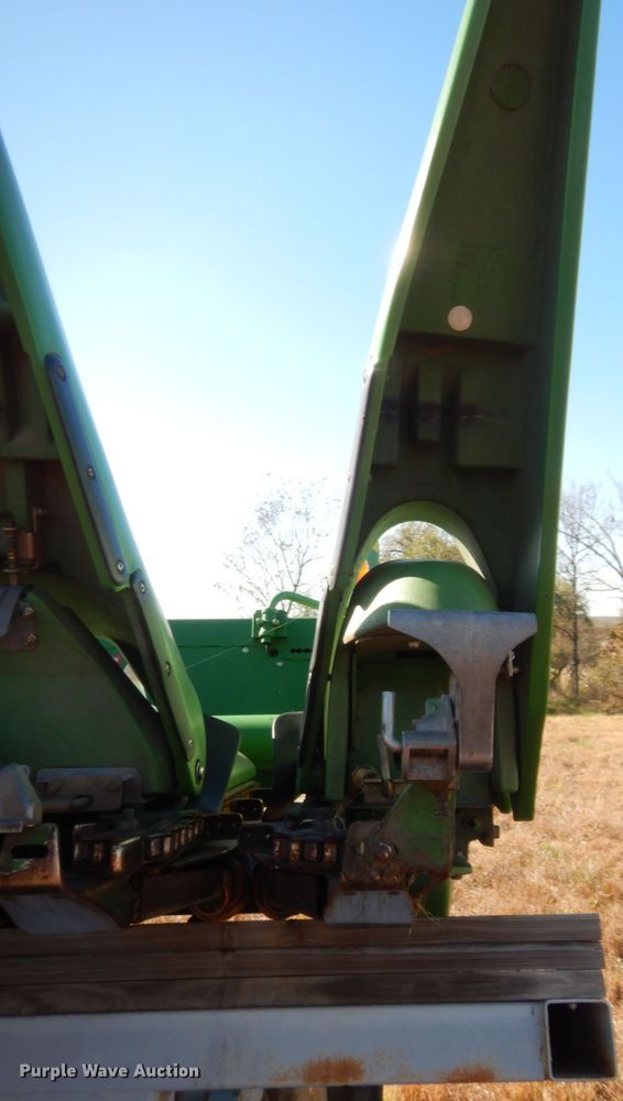 image for item HW9120 2009 John Deere 608C corn head