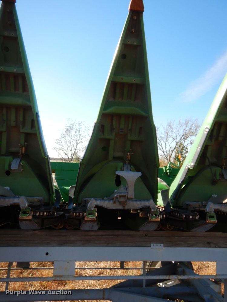 image for item HW9120 2009 John Deere 608C corn head