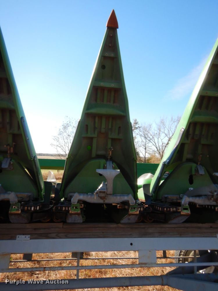 image for item HW9120 2009 John Deere 608C corn head