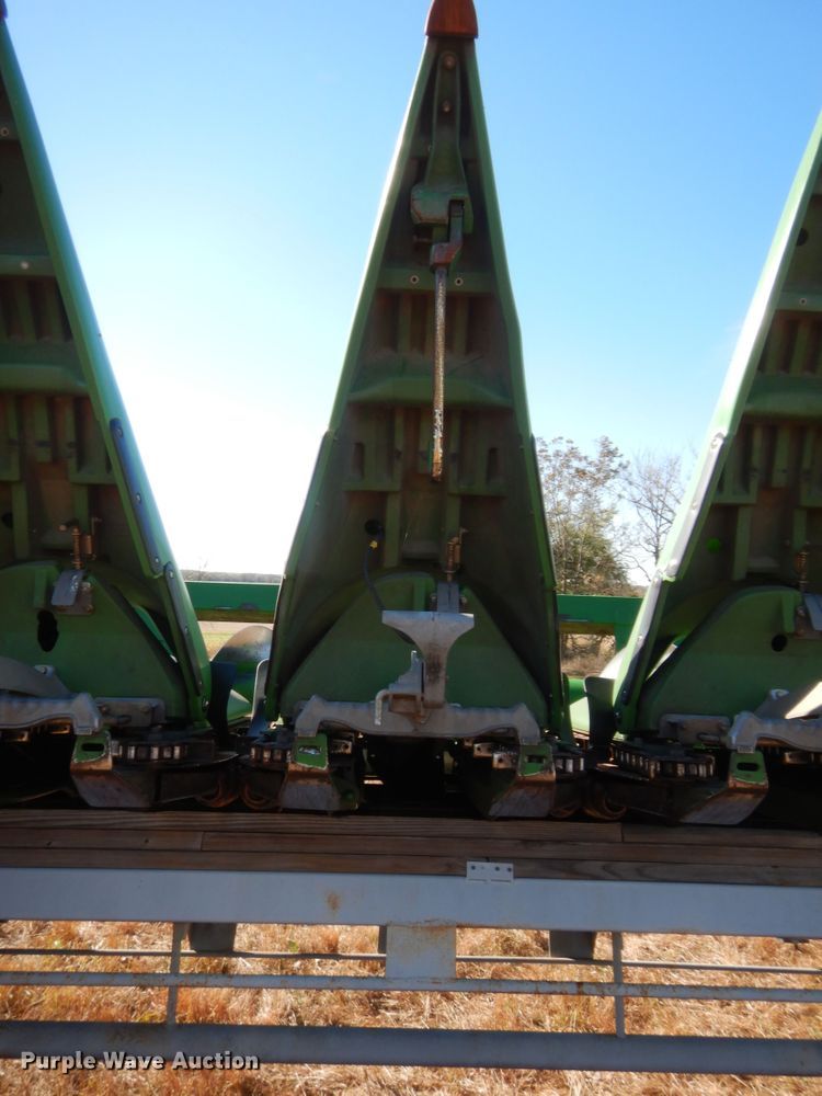 image for item HW9120 2009 John Deere 608C corn head